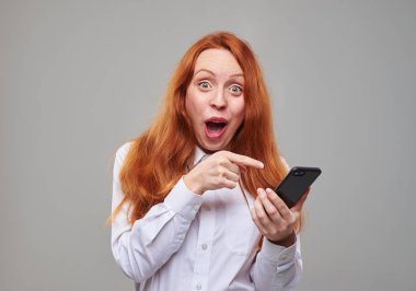 İşaret parmağı smartphone ekranda gösteren etkilendim gençlik