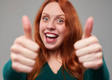 Başparmak gösterilmesini Kızıl saçlı kadın odaklanmak