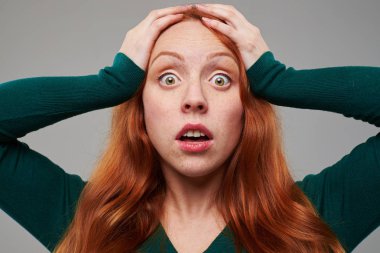 Alnına elele depresif genç kız 