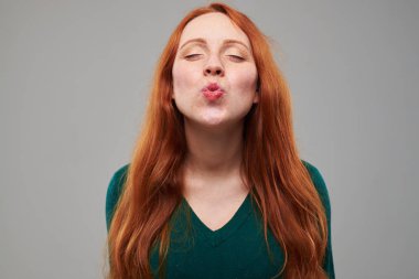 Kamera dudağı titredigini hoş genç kız