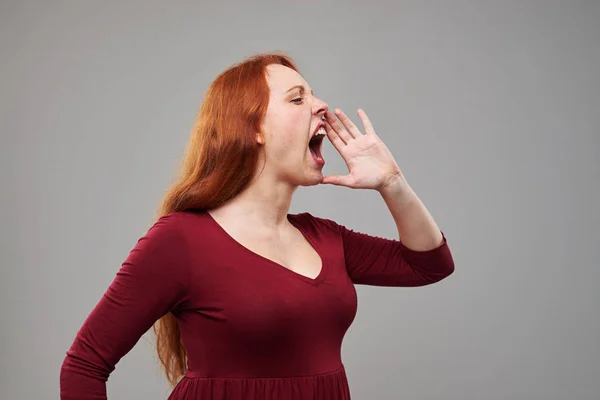 Vrouw in Vineuse belt iemand imiteren een megafoon — Stockfoto