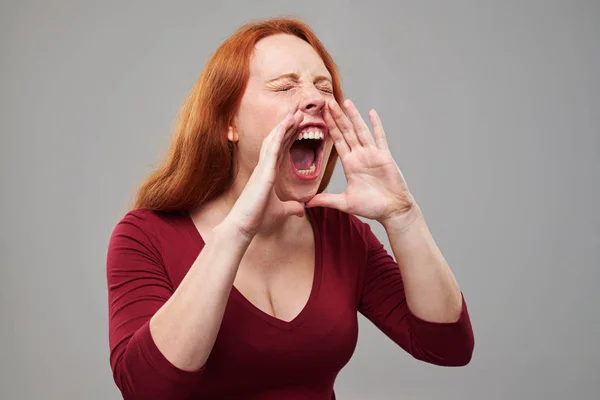 Retrato de mujer pelirroja disparatada gritando en voz alta — Foto de Stock