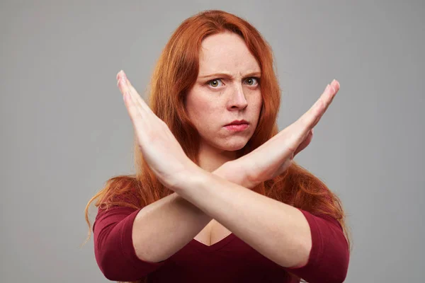 Žena se zkříženýma rukama ukazuje zákaz — Stock fotografie