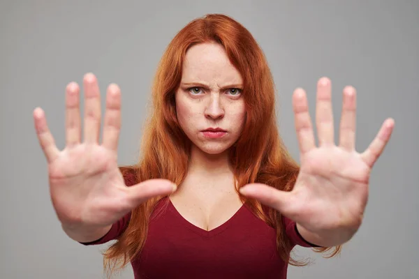 Впевнена жінка жестикулює перестань співати двома руками — стокове фото