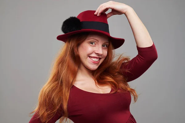 Bella rossa donna in un cappello carino in studio — Foto Stock