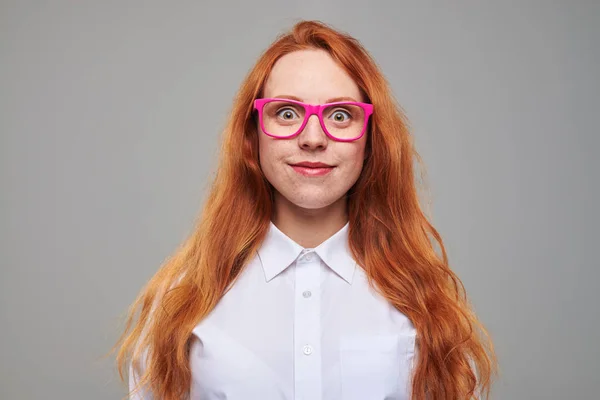 Portrait de fille surprise en lunettes roses — Photo