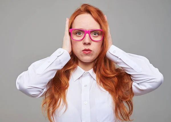 Red-headed teengaer closed ears with hands — Stock Photo, Image