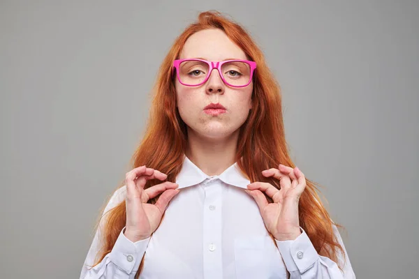 Vertrouwen readhead tiener aanpassen blouse kraag — Stockfoto
