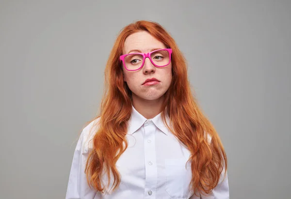 Adolescente agotado mirando indiferentemente — Foto de Stock