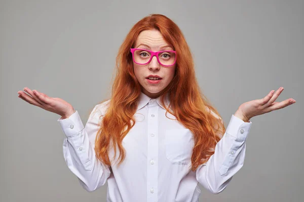 Missnöjd tjej håller händerna upp — Stockfoto