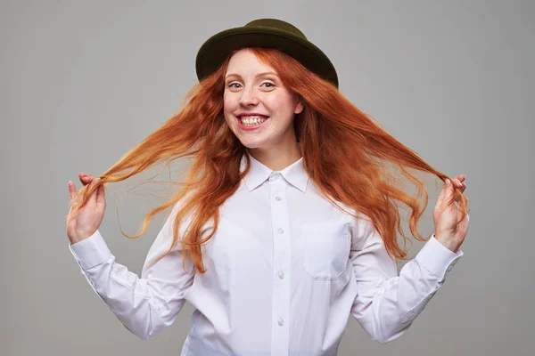 Bella ragazza capelli rossi lunghi in cappello nero — Foto Stock