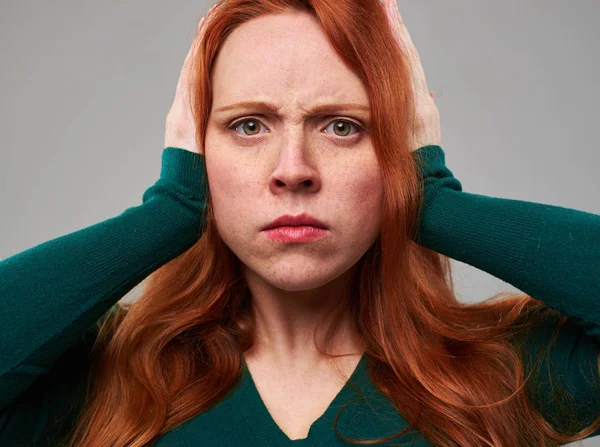 Aggódik fiatal vörös hajú nő, fül, kéz, amely — Stock Fotó