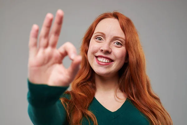 Uśmiechnięta kobieta z rude włosy dając kciuki do góry gest — Zdjęcie stockowe