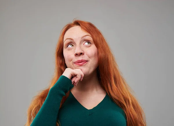 Neugierige Frau denkt beim Blick nach oben — Stockfoto