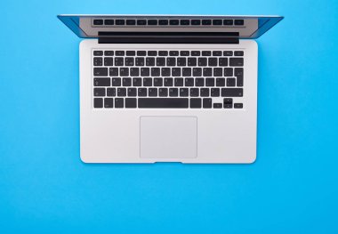 Modern gümüş laptop için bir yer ile mavi flatlay yalan 
