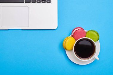 Bir kahve lezzetli macaroons ve dizüstü o görüntüsünü Üstten Görünüm