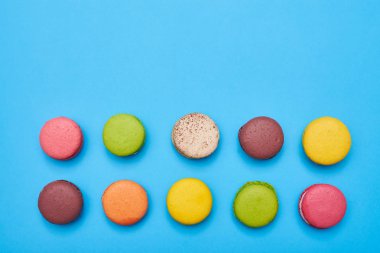Mavi flatlay üzerinde kopya alanı ile tatlı macarons Üstten Görünüm