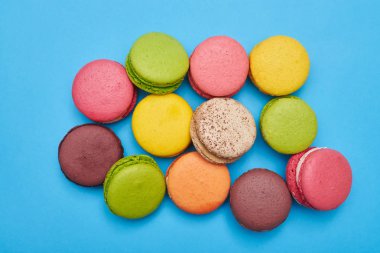 Renkli yığın üzerinde mavi flatlay izole macaroons