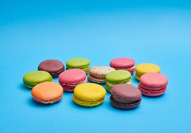 Üzerinde mavi bir ba yalan bir parlak renkli macaroons yakın çekim shot