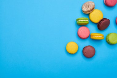 Mavi flatlay üzerinde dağınık bazı ev yapımı kurabiye