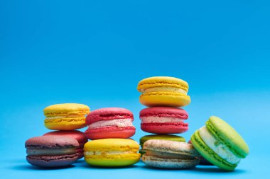 Lezzetli macaroons Close-Up yığınlarda toplandı