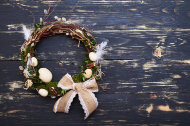 Düz el yapımı çelenk yay ile yatıyordu.