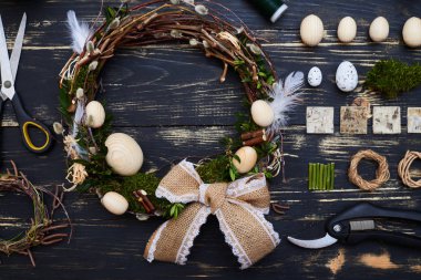 Düz bir masaüstü wreathmaking malzeme ile yatıyordu.