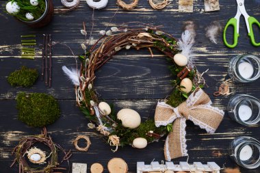 Düz bir hazır el yapımı Paskalya çelenk kompozisyon ile yatıyordu 