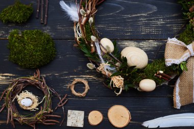 Düz lay el işi Paskalya decoratio için doğal malzemeler ile