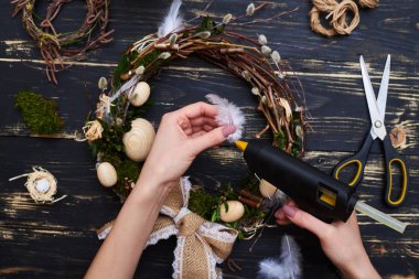 Düz şenlikli wrea yapmak sıcak tutkal tabancası kullanarak kadın el koyma