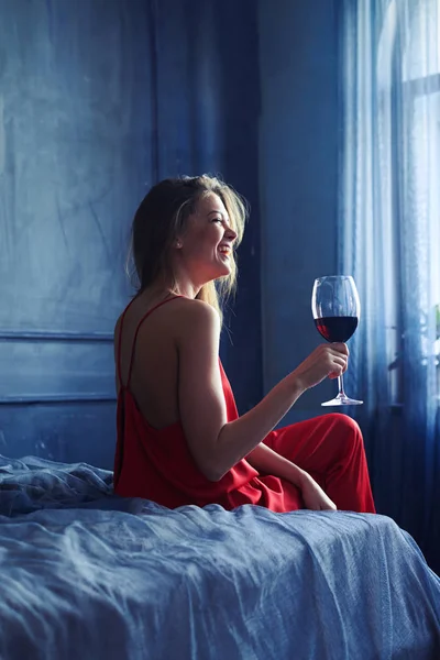 Retrato de mulher rindo lindamente com vinho tinto de vidro no — Fotografia de Stock