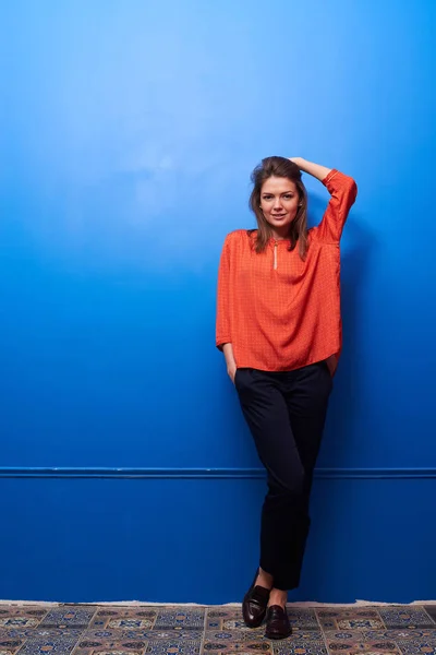 Sexy vrouw kijken naar de camera terwijl haar haren omhoog met — Stockfoto