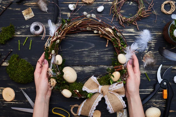 El yapımı Kukum çelengi tutan eller paylamak yatıyordu pi