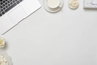 Laptop ile düz masaüstü resmi kopya alanı ile yatıyordu