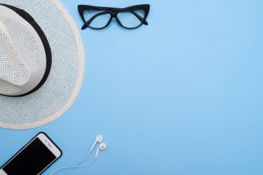 Düz yaz giysileri öğeleri yatıyordu