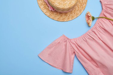 Hasır şapka, düz yatıyordu resim ile off--omuz salıncak bluz