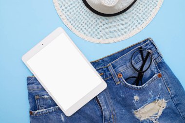 Moda kıyafetler ve aksesuarlar ile tablet, düz yatıyordu 