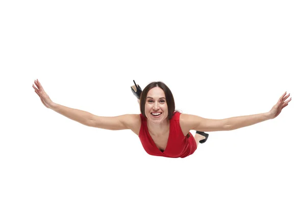 Улыбающаяся женщина с протянутыми руками, плавающими в воздухе — стоковое фото
