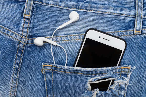 Pantalones cortos de mezclilla rasgados con teléfono y auriculares en el bolsillo , — Foto de Stock
