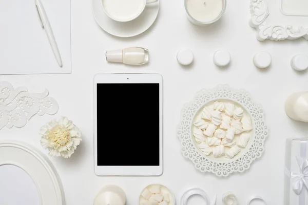 Wit plat leggen van eminine werkruimte met tablet — Stockfoto