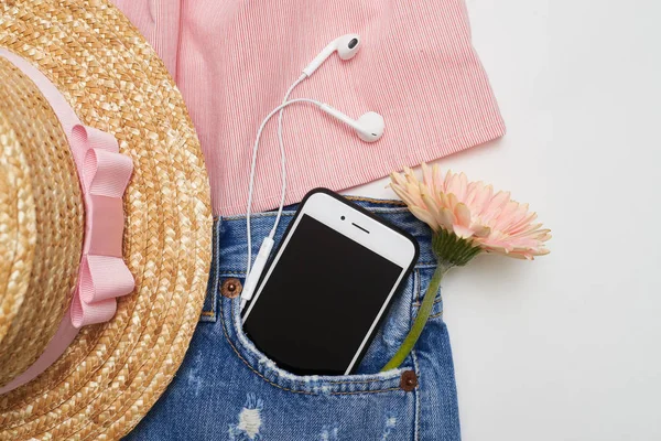 Flache Lage femininer trendiger Mode-Kleidung — Stockfoto