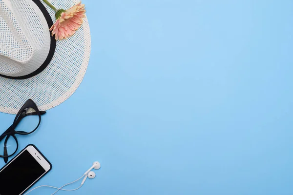 Plano leigo imagem de acessórios femininos com telefone — Fotografia de Stock