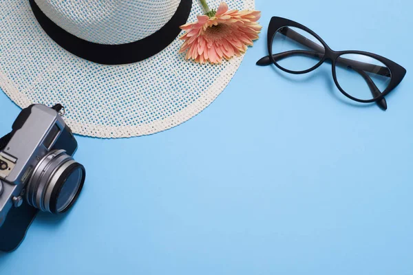 Flat lay picture of the set of modern girl with retro camera — Stock Photo, Image