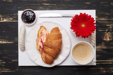 Lezzetli hafif kahvaltı tepsisi, düz üzerinde yatıyordu