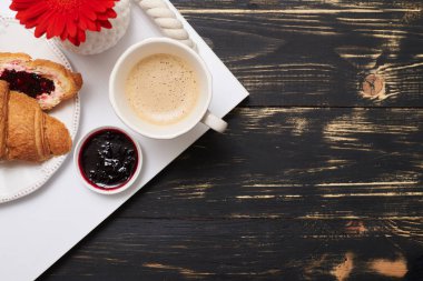 Lezzetli kahvaltı düz lay 