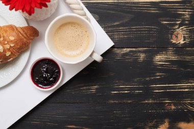 Kruvasan ile Fransız kahvaltı düz lay 