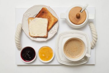 Işık sabah kahvaltı servis tepsisi, düz üzerinde yatıyordu