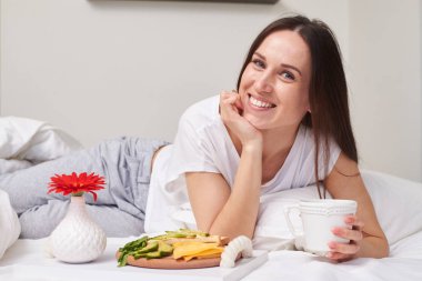 Lezzetli breakfast gülümsüyor zevk çekici esmer 