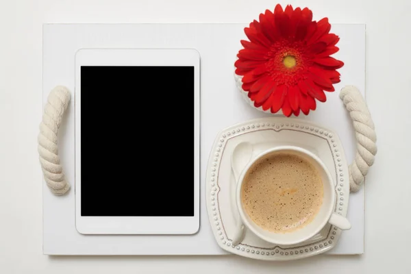 Sarapan romantis dengan kopi di atas nampan untuk pengusaha wanita — Stok Foto