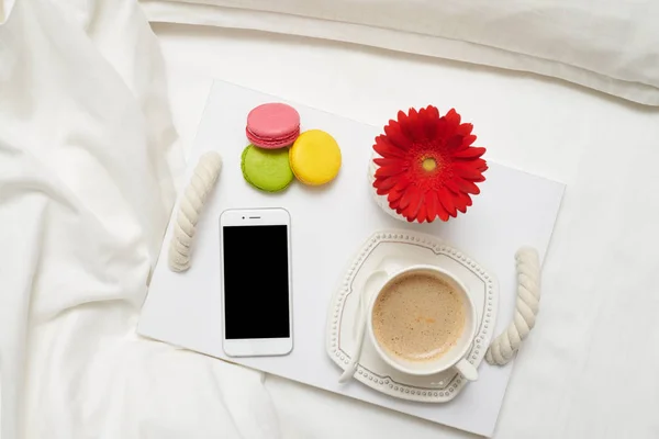 Desayuno romántico con café, macarrones y teléfono móvil en tr — Foto de Stock